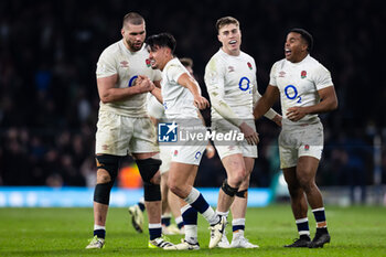 09/03/2024 - Marcus Smith of England celebrates the winning top goal with teams mates at full time during the 2024 Six Nations Championship, rugby union match between England and Ireland on 9 March 2024 at Twickenham stadium in London, England - RUGBY - SIX NATIONS 2024 - ENGLAND V IRELAND - 6 NAZIONI - RUGBY