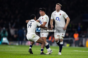 09/03/2024 - Marcus Smith of England celebrates the winning top goal with teams mates at full time during the 2024 Six Nations Championship, rugby union match between England and Ireland on 9 March 2024 at Twickenham stadium in London, England - RUGBY - SIX NATIONS 2024 - ENGLAND V IRELAND - 6 NAZIONI - RUGBY