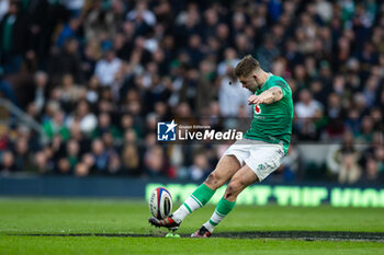 2024-03-09 - Jack Crowley of Ireland kicks a penalty during the 2024 Six Nations Championship, rugby union match between England and Ireland on 9 March 2024 at Twickenham stadium in London, England - RUGBY - SIX NATIONS 2024 - ENGLAND V IRELAND - SIX NATIONS - RUGBY