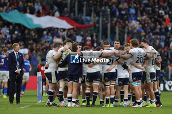 2024-03-09 - Scotland players huddle at the end of the 2024 Six nations Championship, rugby union match between Italy and Scotland on March 9, 2024 at Stadio Olimpico in Rome, Italy - RUGBY - SIX NATIONS 2024 - ITALY V SCOTLAND - SIX NATIONS - RUGBY
