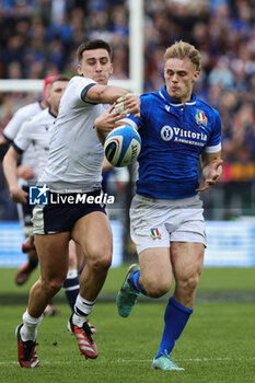 2024-03-09 - Cameron Redpath of Scotland vies for the ball with Louis Lynagh of Italy during the 2024 Six nations Championship, rugby union match between Italy and Scotland on March 9, 2024 at Stadio Olimpico in Rome, Italy - RUGBY - SIX NATIONS 2024 - ITALY V SCOTLAND - SIX NATIONS - RUGBY