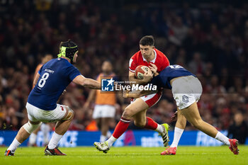 2024-03-10 - Owen Watkin of Wales and Grégory Alldritt, Nicolas Depoortere of France during the 2024 Six nations Championship, rugby union match between Wales and France on 10 March 2024 at Millenium Stadium in Cardiff, Wales - RUGBY - SIX NATIONS 2024 - WALES V FRANCE - SIX NATIONS - RUGBY