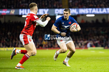 2024-03-10 - Thomas Ramos of France under pressure from Cameron Winnett of Wales during the 2024 Six nations Championship, rugby union match between Wales and France on 10 March 2024 at Millenium Stadium in Cardiff, Wales - RUGBY - SIX NATIONS 2024 - WALES V FRANCE - SIX NATIONS - RUGBY