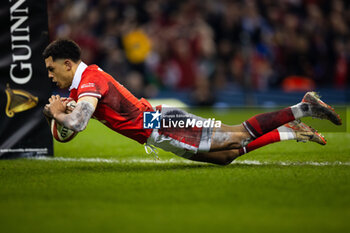 2024-03-10 - Rio Dyer of Wales scores his sides first try during the 2024 Six nations Championship, rugby union match between Wales and France on 10 March 2024 at Millenium Stadium in Cardiff, Wales - RUGBY - SIX NATIONS 2024 - WALES V FRANCE - SIX NATIONS - RUGBY