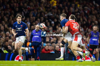 10/03/2024 - Leo Barre of France gets the ball away to Damian Penaud during the 2024 Six nations Championship, rugby union match between Wales and France on 10 March 2024 at Millenium Stadium in Cardiff, Wales - RUGBY - SIX NATIONS 2024 - WALES V FRANCE - 6 NAZIONI - RUGBY