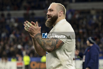 16/03/2024 - Joe Marler of England salutes the supporters following the 2024 Six nations Championship, rugby union match between France and England on March 16, 2024 at Groupama stadium in Décines-Charpieu near Lyon, France - RUGBY - SIX NATIONS 2024 - FRANCE V ENGLAND - 6 NAZIONI - RUGBY