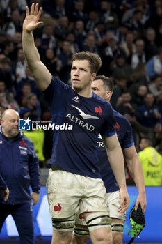 2024-03-16 - Thibaud Flament of France salutes the supporters following the 2024 Six nations Championship, rugby union match between France and England on March 16, 2024 at Groupama stadium in Décines-Charpieu near Lyon, France - RUGBY - SIX NATIONS 2024 - FRANCE V ENGLAND - SIX NATIONS - RUGBY