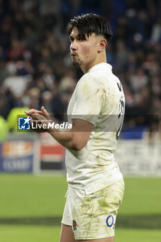 2024-03-16 - Marcus Smith of England salutes the supporters following the 2024 Six nations Championship, rugby union match between France and England on March 16, 2024 at Groupama stadium in Décines-Charpieu near Lyon, France - RUGBY - SIX NATIONS 2024 - FRANCE V ENGLAND - SIX NATIONS - RUGBY