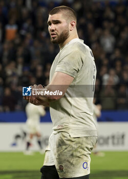 2024-03-16 - George Martin of England salutes the supporters following the 2024 Six nations Championship, rugby union match between France and England on March 16, 2024 at Groupama stadium in Décines-Charpieu near Lyon, France - RUGBY - SIX NATIONS 2024 - FRANCE V ENGLAND - SIX NATIONS - RUGBY