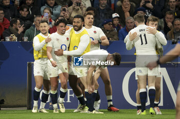 2024-03-16 - Marcus Smith of England celebrates his try with teammate during the 2024 Six nations Championship, rugby union match between France and England on March 16, 2024 at Groupama stadium in Décines-Charpieu near Lyon, France - RUGBY - SIX NATIONS 2024 - FRANCE V ENGLAND - SIX NATIONS - RUGBY