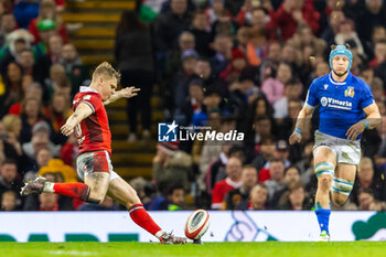 2024-03-16 - Sam Costello of Wales kicks a conversion during the 2024 Six nations Championship, rugby union match between Wales and Italy on 16 March 2024 at Millenium Stadium in Cardiff, Wales - RUGBY - SIX NATIONS 2024 - WALES V ITALY - SIX NATIONS - RUGBY