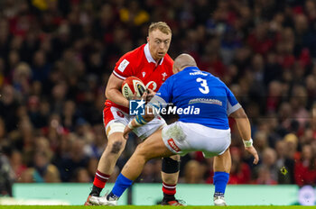 2024-03-16 - Tommy Refell of Wales looks to avoid the tackle of Simone Ferrari of Italy during the 2024 Six nations Championship, rugby union match between Wales and Italy on 16 March 2024 at Millenium Stadium in Cardiff, Wales - RUGBY - SIX NATIONS 2024 - WALES V ITALY - SIX NATIONS - RUGBY
