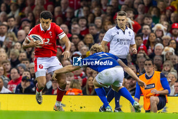 2024-03-16 - Rio Dyer of Wales beats Louis Lynagh of Italy during the 2024 Six nations Championship, rugby union match between Wales and Italy on 16 March 2024 at Millenium Stadium in Cardiff, Wales - RUGBY - SIX NATIONS 2024 - WALES V ITALY - SIX NATIONS - RUGBY