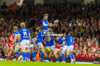 16/03/2024 - Federico Ruzza of Italy claims a line out ball during the 2024 Six nations Championship, rugby union match between Wales and Italy on 16 March 2024 at Millenium Stadium in Cardiff, Wales - RUGBY - SIX NATIONS 2024 - WALES V ITALY - 6 NAZIONI - RUGBY