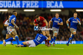 2024-03-16 - George North of Wales is tackled by Paolo Garbisi of Italy during the 2024 Six nations Championship, rugby union match between Wales and Italy on 16 March 2024 at Millenium Stadium in Cardiff, Wales - RUGBY - SIX NATIONS 2024 - WALES V ITALY - SIX NATIONS - RUGBY