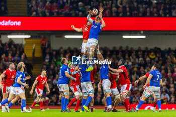 2024-03-16 - Federico Ruzza of Italy claims a line out ball during the 2024 Six nations Championship, rugby union match between Wales and Italy on 16 March 2024 at Millenium Stadium in Cardiff, Wales - RUGBY - SIX NATIONS 2024 - WALES V ITALY - SIX NATIONS - RUGBY