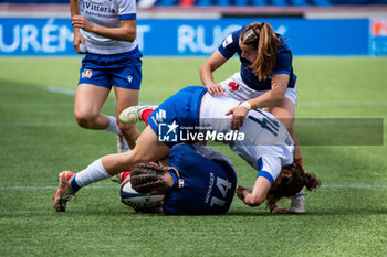 2024-04-14 - Marine Menager of France and Aura Muzzo of Italy fight for the ball during the Women's Six Nations 2024, rugby union match between France and Italy on April 14, 2024 at Jean Bouin stadium in Paris, France - RUGBY - WOMEN'S SIX NATIONS 2024 - FRANCE V ITALY - SIX NATIONS - RUGBY