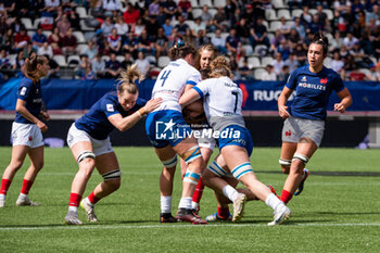 2024-04-14 - Romane Menager of France and Manae Feleu of France fight for the ball during the Women's Six Nations 2024, rugby union match between France and Italy on April 14, 2024 at Jean Bouin stadium in Paris, France - RUGBY - WOMEN'S SIX NATIONS 2024 - FRANCE V ITALY - SIX NATIONS - RUGBY