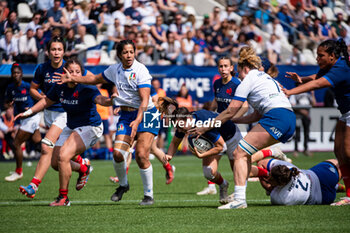 14/04/2024 - Alexandra Chambon of France and Isabella Locatelli of Italy fight for the ball during the Women's Six Nations 2024, rugby union match between France and Italy on April 14, 2024 at Jean Bouin stadium in Paris, France - RUGBY - WOMEN'S SIX NATIONS 2024 - FRANCE V ITALY - 6 NAZIONI - RUGBY