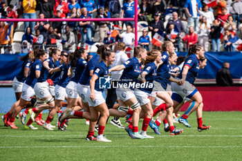 2024-04-14 - The players of France celebrate the victory after the Women's Six Nations 2024, rugby union match between France and Italy on April 14, 2024 at Jean Bouin stadium in Paris, France - RUGBY - WOMEN'S SIX NATIONS 2024 - FRANCE V ITALY - SIX NATIONS - RUGBY