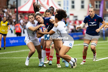 2024-09-07 - Cyrielle Banet of France under pressure from Helena Rowland of England during the Rugby International match between England Women and France Women at the Kingsholm Stadium, Gloucester, United Kingdom on 7 September 2024. Photo Simon King /ProSportsImages / DPPI - RUGBY - TEST MATCH - ENGLAND V FRANCE WOMEN - TEST MATCH - RUGBY