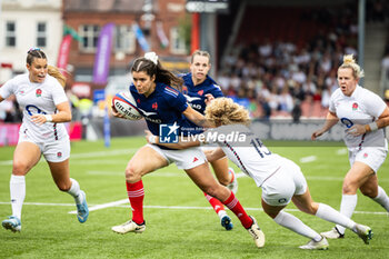 2024-09-07 - Cyrielle Banet of France under pressure from Ellie Kildunne of England during the Rugby International match between England Women and France Women at the Kingsholm Stadium, Gloucester, United Kingdom on 7 September 2024. Photo Simon King /ProSportsImages / DPPI - RUGBY - TEST MATCH - ENGLAND V FRANCE WOMEN - TEST MATCH - RUGBY