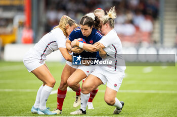 2024-09-07 - Cyrielle Banet of France under pressure from Marlie Packer of England during the Rugby International match between England Women and France Women at the Kingsholm Stadium, Gloucester, United Kingdom on 7 September 2024. Photo Simon King /ProSportsImages / DPPI - RUGBY - TEST MATCH - ENGLAND V FRANCE WOMEN - TEST MATCH - RUGBY