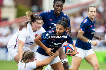 2024-09-07 - Lina Tuy of France under pressure from Morwenna Talling of England during the Rugby International match between England Women and France Women at the Kingsholm Stadium, Gloucester, United Kingdom on 7 September 2024. Photo Simon King /ProSportsImages / DPPI - RUGBY - TEST MATCH - ENGLAND V FRANCE WOMEN - TEST MATCH - RUGBY