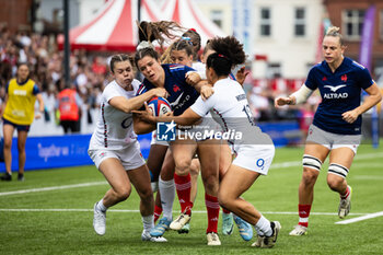 2024-09-07 - Cyrielle Banet of France under pressure from Tatyana Heard of England during the Rugby International match between England Women and France Women at the Kingsholm Stadium, Gloucester, United Kingdom on 7 September 2024. Photo Simon King /ProSportsImages / DPPI - RUGBY - TEST MATCH - ENGLAND V FRANCE WOMEN - TEST MATCH - RUGBY