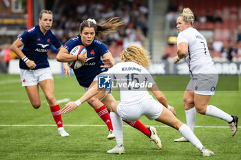 2024-09-07 - Cyrielle Banet of France lines up Ellie Kildunne of England during the Rugby International match between England Women and France Women at the Kingsholm Stadium, Gloucester, United Kingdom on 7 September 2024. Photo Simon King /ProSportsImages / DPPI - RUGBY - TEST MATCH - ENGLAND V FRANCE WOMEN - TEST MATCH - RUGBY