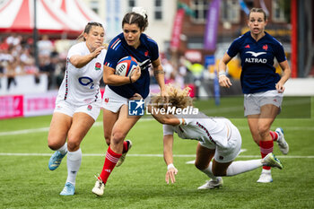 2024-09-07 - Cyrielle Banet of France lines up Ellie Kildunne of England during the Rugby International match between England Women and France Women at the Kingsholm Stadium, Gloucester, United Kingdom on 7 September 2024. Photo Simon King /ProSportsImages / DPPI - RUGBY - TEST MATCH - ENGLAND V FRANCE WOMEN - TEST MATCH - RUGBY