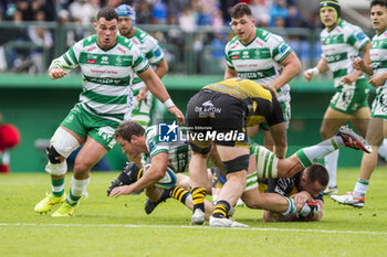 2024-04-20 - Michele Lamaro tackled by Dragons defence - BENETTON RUGBY VS DRAGONS - UNITED RUGBY CHAMPIONSHIP - RUGBY