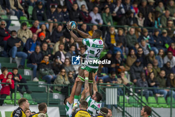2024-04-20 - Alessandro Izekor takes teh ball in a touche - BENETTON RUGBY VS DRAGONS - UNITED RUGBY CHAMPIONSHIP - RUGBY