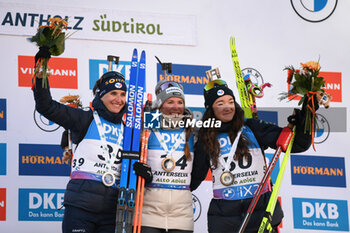 2024-01-19 - HAECKI-GROSS Lena (SUI), Julia Simon (FRA) and JEANMONNOT Lou (FRA) celebrating on the podium - IBU BIATHLON WORLD CUP 2024 - WOMEN'S 12.5KM SHORT INDIVIDUAL - BIATHLON - WINTER SPORTS