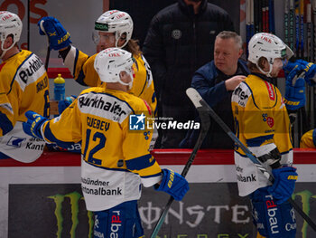 23/01/2024 - Lausanne Switzerland, 01/23/2024: The HC Davos team celebrates his point during Lausanne HC Versus HC Davos. The match of the 40th day of the 2023-2024 season took place at the Vaudoise Arena in Lausanne between Lausanne HC and HC Davos. - SWISS NATIONAL LEAGUE - LAUSANNE HC VS HC DAVOS - HOCKEY SU GHIACCIO - SPORT INVERNALI