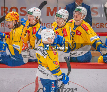 2024-01-23 - Lausanne Switzerland, 01/23/2024: The HC Davos team celebrates his point during Lausanne HC Versus HC Davos. The match of the 40th day of the 2023-2024 season took place at the Vaudoise Arena in Lausanne between Lausanne HC and HC Davos. - SWISS NATIONAL LEAGUE - LAUSANNE HC VS HC DAVOS - ICE HOCKEY - WINTER SPORTS