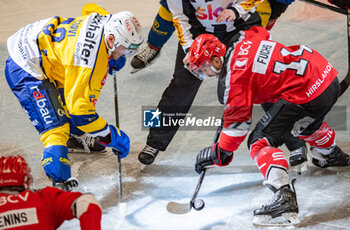 23/01/2024 - Lausanne Switzerland, 01/23/2024: Face-off between Jason Fuchs (L) of Lausanne HC #14 and Enzo Corgi of HC Davos #70 during Lausanne HC Versus HC Davos. The match of the 40th day of the 2023-2024 season took place at the Vaudoise Arena in Lausanne between Lausanne HC and HC Davos. - SWISS NATIONAL LEAGUE - LAUSANNE HC VS HC DAVOS - HOCKEY SU GHIACCIO - SPORT INVERNALI