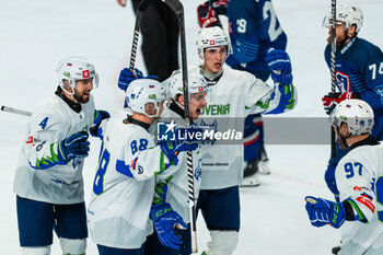 24/04/2024 - Sloviena players celebrating a goal during the International Friendly Ice Hockey match between France and Slovenia on April 24, 2024 at Aren’Ice in Cergy-Pontoise, France - ICE HOCKEY - FRIENDLY GAME - FRANCE V SLOVENIA - HOCKEY SU GHIACCIO - SPORT INVERNALI