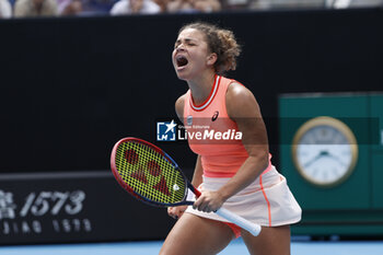 2024-01-20 - Jasmine Paolini (ITA) celebrates at the end of the their round three singles match against Anna Blinkova - AUSTRALIAN OPEN - INTERNATIONALS - TENNIS