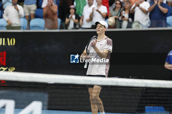 2024-01-21 - Jannik Sinner ( ITA) celebrates at the end of their round four singles match against Karen Khachanov - AUSTRALIAN OPEN - INTERNATIONALS - TENNIS
