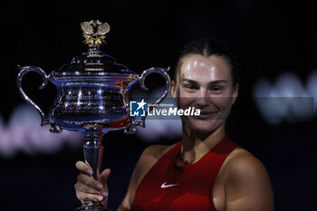 2024-01-28 - Aryna Sabalenka lifts the trophy after won the finals against Qinwen Zheng (CHN) on day 14 of the 2024 Australian Open at Melbourne Park on January 27 2024 in Melbourne, Australia. - AUSTRALIAN OPEN - INTERNATIONALS - TENNIS