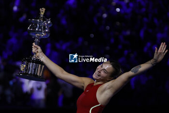 2024-01-28 - Aryna Sabalenka lifts the trophy after won the finals against Qinwen Zheng (CHN) 27th January 2024; Melbourne Park, Melbourne, Victoria, Australia; Australian Open Tennis Championship Day 14; on day 14 of the 2024 Australian Open at Melbourne Park on January 27 2024 in Melbourne, Australia. - AUSTRALIAN OPEN - INTERNATIONALS - TENNIS