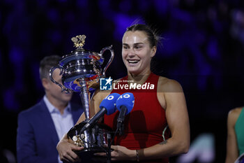 2024-01-28 - Aryna Sabalenka lifts the trophy after won the finals against Qinwen Zheng (CHN) on day 14 of the 2024 Australian Open at Melbourne Park on January 27 2024 in Melbourne, Australia. - AUSTRALIAN OPEN - INTERNATIONALS - TENNIS