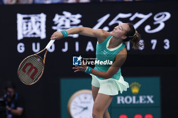2024-01-28 - Qinwen Zheng (CHN) in action during their finals match against Aryna Sabalenka on day 14 of the 2024 Australian Open at Melbourne Park on January 27 2024 in Melbourne, Australia. - AUSTRALIAN OPEN - INTERNATIONALS - TENNIS