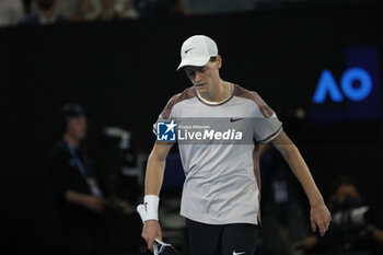 2024-01-28 - Jannik Sinner ( ITA) reacts during their round final match against Daniil Medvedev - AUSTRALIAN OPEN - INTERNATIONALS - TENNIS