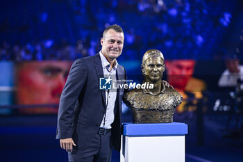 2024-01-24 - Lleyton Hewitt inducted into the Hall of Fame posing with a statue of himself during the Australian Open AO 2024 Grand Slam tennis tournament on January 24, 2024 in Melbourne Park, Australia. Photo Victor Joly / DPPI - TENNIS - AUSTRALIAN OPEN 2024 - WEEK 2 - INTERNATIONALS - TENNIS