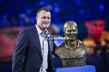 2024-01-24 - Lleyton Hewitt inducted into the Hall of Fame posing with a statue of himself during the Australian Open AO 2024 Grand Slam tennis tournament on January 24, 2024 in Melbourne Park, Australia. Photo Victor Joly / DPPI - TENNIS - AUSTRALIAN OPEN 2024 - WEEK 2 - INTERNATIONALS - TENNIS