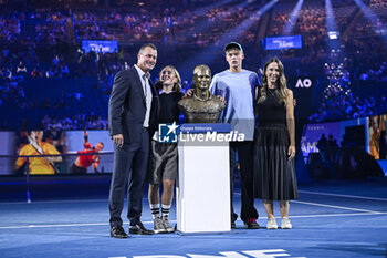 2024-01-24 - Lleyton Hewitt with his wife Bec Hewitt and children Ava Hewitt and Cruz Hewitt posing with a statue of himself during the Australian Open AO 2024 Grand Slam tennis tournament on January 24, 2024 in Melbourne Park, Australia. Photo Victor Joly / DPPI - TENNIS - AUSTRALIAN OPEN 2024 - WEEK 2 - INTERNATIONALS - TENNIS
