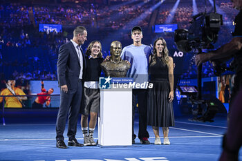2024-01-24 - Lleyton Hewitt with his wife Bec Hewitt and children Ava Hewitt and Cruz Hewitt posing with a statue of himself during the Australian Open AO 2024 Grand Slam tennis tournament on January 24, 2024 in Melbourne Park, Australia. Photo Victor Joly / DPPI - TENNIS - AUSTRALIAN OPEN 2024 - WEEK 2 - INTERNATIONALS - TENNIS