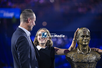 2024-01-24 - Lleyton Hewitt with his wife Bec Hewitt and daughter Ava Hewitt posing with a statue of himself during the Australian Open AO 2024 Grand Slam tennis tournament on January 24, 2024 in Melbourne Park, Australia. Photo Victor Joly / DPPI - TENNIS - AUSTRALIAN OPEN 2024 - WEEK 2 - INTERNATIONALS - TENNIS